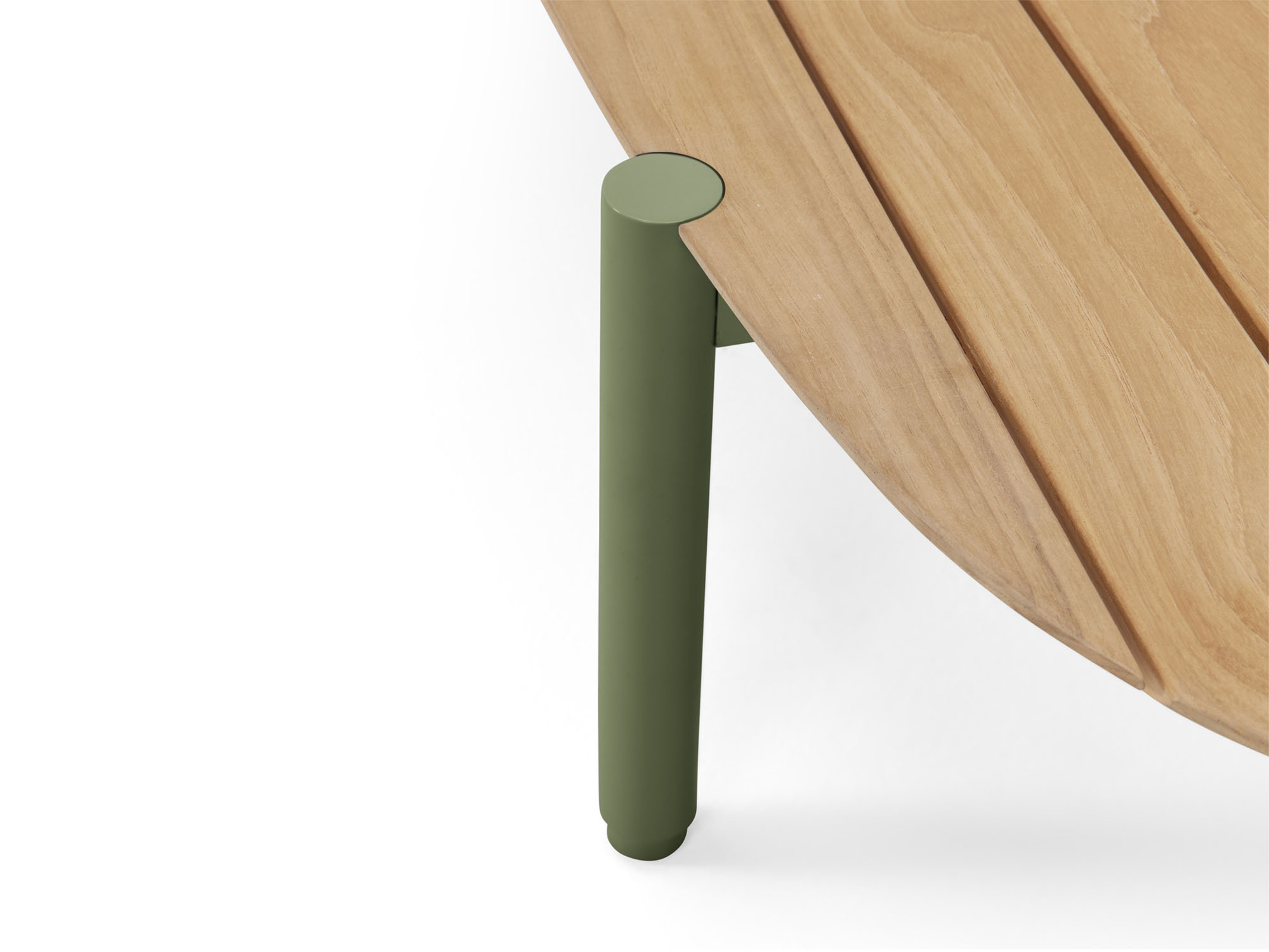 Vue détaillée de la table basse d'extérieur ovale en bois avec pieds verts